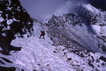 Moreno sale lungo la cresta finale verso la cumbre dell'Aconcagua (19-1-2005)