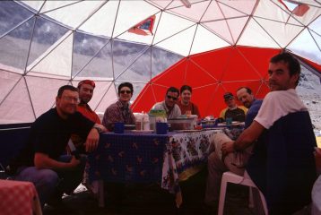 il gruppo nella tenda mensa del Campo Base di Plaza Argentina (10-1-2005)