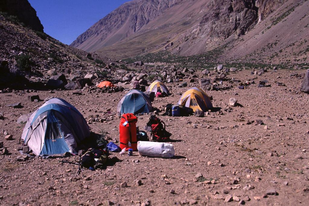 le nostre tende appena montate a Pampa de Lenas (8-1-2005)