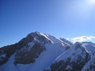 scattata dalla cima del Servatun: in primo piano il Monte Bussaia. Dietro si intravede la Rocca d'Orel