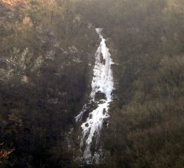 la cascata vista dal centro di Besano