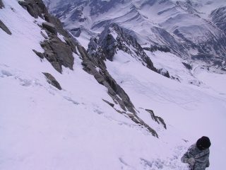 tratto terminale alpinistico con sfondo la val ferret