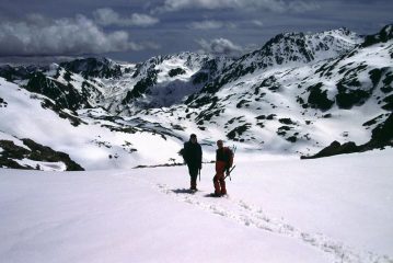 Alberto e Stelvio in discesa nella conca del Lausfer (15-5-2005)