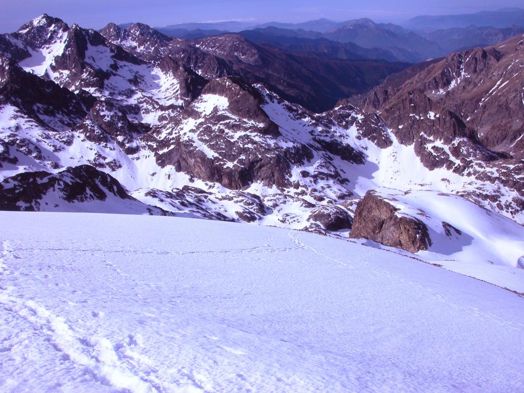 Il Vallon de la Gordolasque visto dalla cima (22-5-2005)