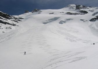 Discesa con firn nel ghiacciaio dell'Invergnan, con pendenza continua sui 35/40 gradi