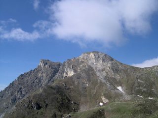 La vetta, a sinistra, vista prima di raggiungere la Finestra di Cignana