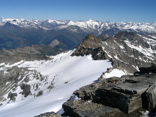 Il ghiacciaio dalla cima con il lungo traverso che si compie appena sotto la cresta