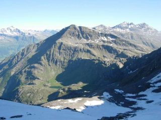 L'Alpe Angeloga vista dalla parte alta del ghiacciaio