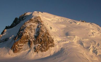 L'itinerario al Mont Blanc du Tacul dal Rif. des Cosmiques al tramonto.