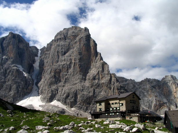 Panorama alla fine della ferrata: rifugio Brentei e sullo sfondo Cima Tosa, canalone Neri e Crozzon di Brenta