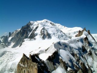 Dalla Aguille du Midi (sullo sfondo)si vede la cresta che si percorre per l'Ag. du PLan