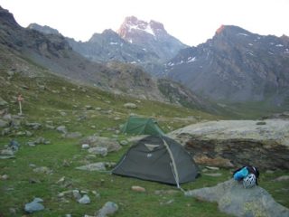 Ore 6.00. L'alba arriva sul Monviso, la tenda é quasi smontata, si riparte!