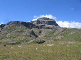Il monte Cistella come appare al termine della Costetta, sul primo gradino del Piano di Cistella Basso.