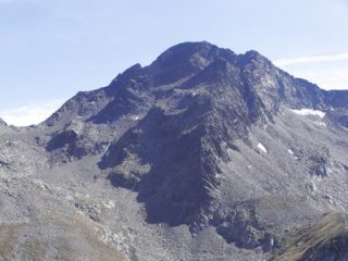 17.08.2005 M. Nery versante laghi di Frudiera, salita per il ghiaione, con tre salti ripidi, subito a destra della vetta, poi per il canalino e la cresta per l'anticima.
