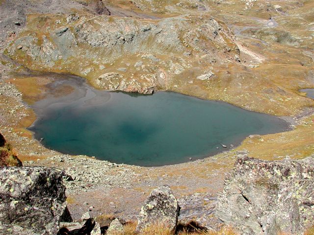 Il lago di Tormottaz scendendo dalla punta omonima