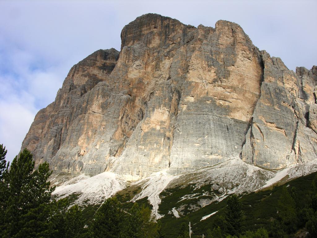 l'imponente parete Sud della Tofana di Rozes vista dal Rifugio Dibona (1-10-2005)