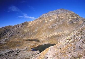 Salendo verso il passo del Gatto vista sul Monte Tre Confini, con sulla destra la cresta di salita
