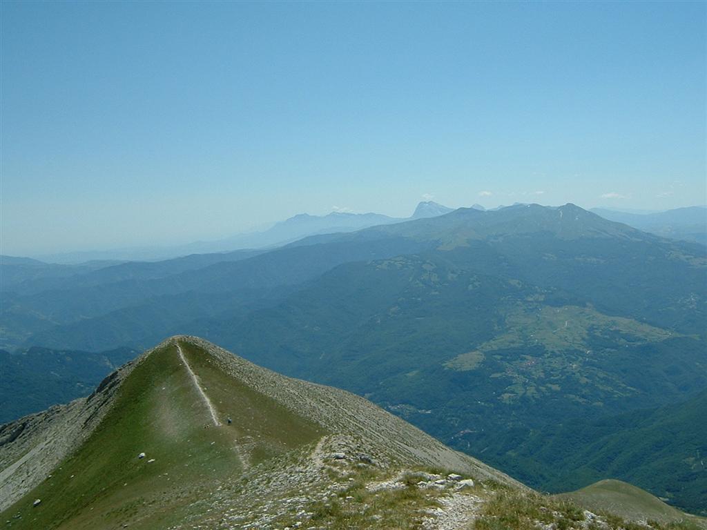 M.vettore da cima del lago(m2422) guardando a sud si notano i monti della Laga ed il Gran sasso d'Italia (corno grande)