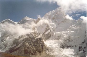 Il Nuptse in primo piano ed alla sua sinistra la cima dell'Everest