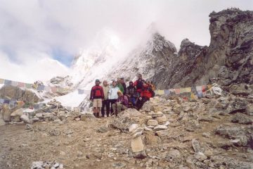 Foto di gruppo al colle a pochissimi metri dal punto più alto del Kala Pattar