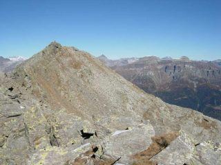 La cima principale e la cresta che la unisce alla quota 2635