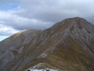 Il Monte Bussaia a sx e la Rocca d'Orel a dx visti dal Monte Pianard
