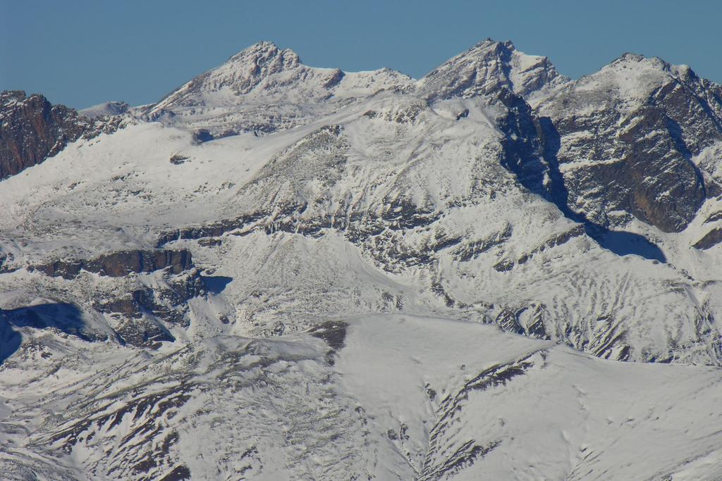 panorami dalla cima : Mongioia (a sinistra) e Monte Salza (a destra) (11-12-2005)