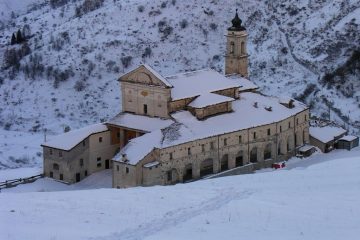 il Santuario di Castelmagno immerso nella neve (11-12-2005)