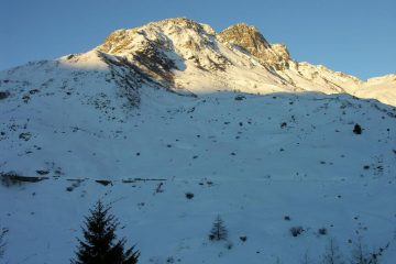 le prime luci del sole sulle cime Reina e Sibolet da Castelmagno (11-12-2005)