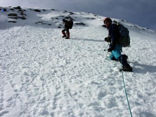 Davide e Luciano sul ripido pendio nevoso che porta alla cresta Nord dell'Alpe di Succiso (26-3-2006)