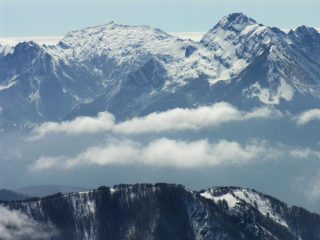 panorami dalla cima : Monte Tambura m. 1890 (a sinistra) e Monte Pisanino m. 1946 (a destra) (26-3-2006)