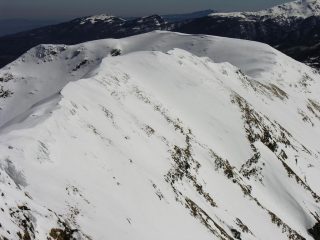 panorami dalla cima : il vicino Monte Casarola (26-3-2006)