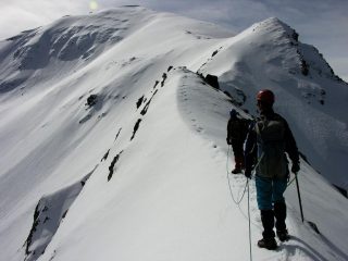 salendo lungo la cresta Nord dell'Alpe di Succiso (26-3-2006)