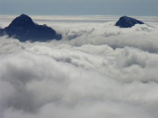 il mare di nuvole, con il Monte Grondilice (a sinistra) e il Monte Sagro (a destra) visti dal Monte Casarola (26-3-2006)