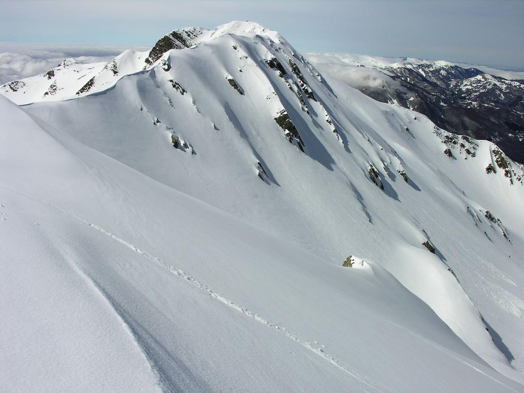 Alpe di Succiso (versante Nord) visto dalla vetta del Monte Casarola (26-3-2006)