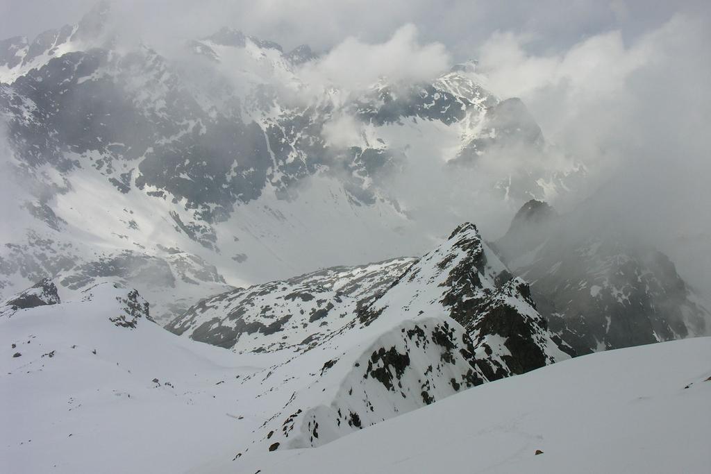 il vallone di salita osservato dalla cima (24-4-2006)