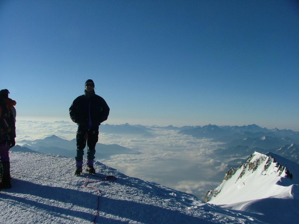 Francesco sulla cima del bianco 4810m  l' aria a oriente comincio' a schiarire. si levo' di colpo il vento dell 'alba