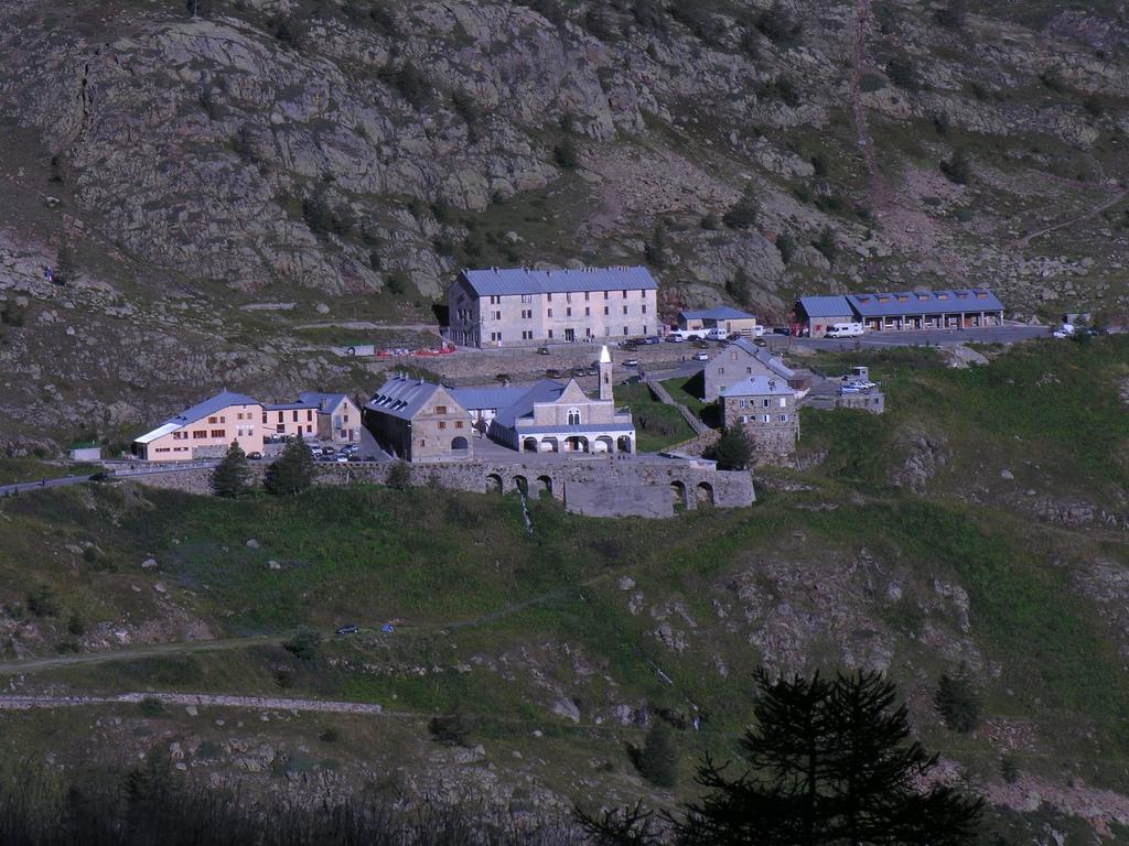 il Santuario di S. Anna di Vinadio e il posto tappa annesso, visti dal ghiaione iniziale della Maladecia (28-8-2006)