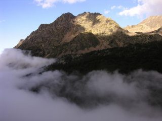 la Punta Maladecia emerge sopra le nuvole (27-8-2006)