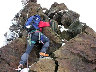 Luigi sale il salto roccioso sotto la cima del Monte Rosolè (27-8-2006)