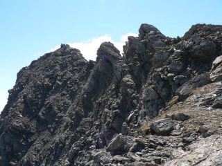 il tratto roccioso della cresta NO con i torrioni