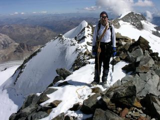 Emilio sale lungo la cresta sommitale verso la cima più elevata del Bellavista (10-9-2006)