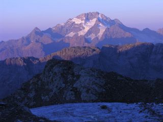le prime luci dell'alba verso il Monte Disgrazia dal Ghiacciaio di Fellaria (10-9-2006)