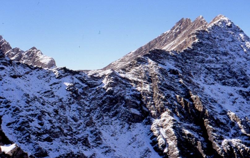 Col des Charmonts, Mt. Favre e Pointes des Charmonts salendo dal Col di Youla. Sullo sfondo, sotto il Mt. Favre, il sentiero per il Col del Berrio Blanc