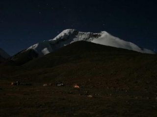 Il Kangyatse dal CB a 5050 metri. Notte prima dell'ascensione.