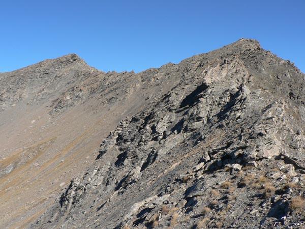 Salendo la cresta sud di Punta Rasin (sulla destra). Sulla sinistra il Gran Queyron