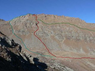 La parete sud del Pian Real. In rosso il canalone di salita, in verde la variante, in azzurro la via di discesa