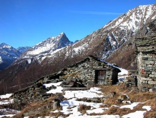 Gli splendidi alpeggi dell'Alpe d'Attia con l'Uia di Mondrone sullo sfondo