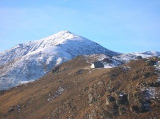 Madonna della neve dalla Cima Mares e sullo sfondo il Monte Soglio