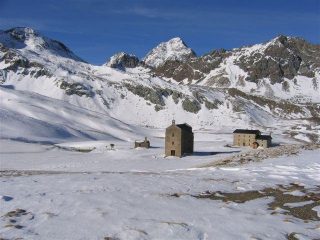Il lago Miserin con il rifugio ed il santuario della Madonna della neve.